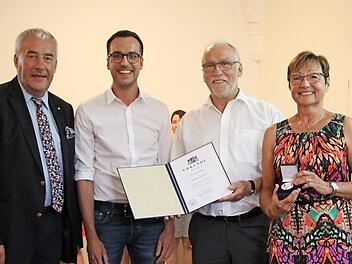 Aus der Hand von Bayerns Wissenschaftsminister Ludwig Spaenle (CSU) haben gestern in München Johannes, Raimund und Irene Erlwein (von links) aus Zeil die Denkmalschutzmedaille mit der entsprechenden Urkunde bekommen.  Foto: Landesamt für Denkmalpflege/Roland Hoffmann