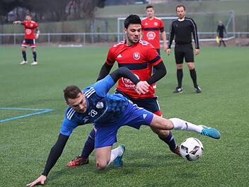 Der ehemalige Brucker in Diensten des FC Kalchreuth, Luca Napolitano (hinten), bringt den Weisendorfer Friedrich Leist zu Fall.  Foto: Sebastian Baumann