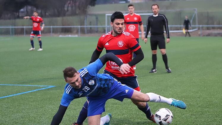 Der ehemalige Brucker in Diensten des FC Kalchreuth, Luca Napolitano (hinten), bringt den Weisendorfer Friedrich Leist zu Fall.  Foto: Sebastian Baumann
