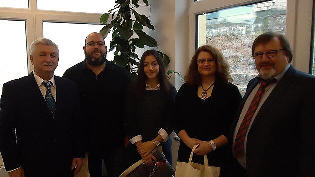 Bürgermeister Peter Hart (l.) und sein Stellvertreter Manfred Öftring (r.) würdigten Dominik Schaupp, Anne Knüttel und Birgit Schultz für ihre Leistungen zum Wohl und Image Fuchsstadts.            Elmar Schubert