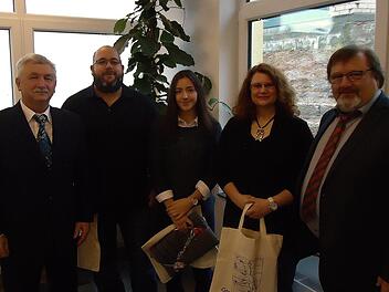 Bürgermeister Peter Hart (l.) und sein Stellvertreter Manfred Öftring (r.) würdigten Dominik Schaupp, Anne Knüttel und Birgit Schultz für ihre Leistungen zum Wohl und Image Fuchsstadts.            Elmar Schubert