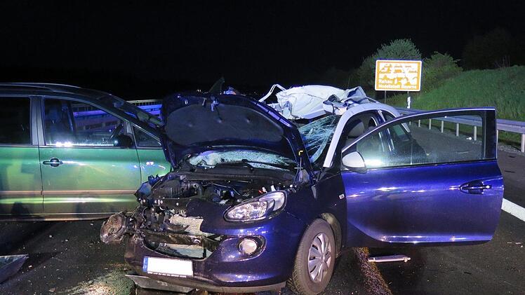 Zu einem Unfall mit zwei Verletzten sowie Sachschaden von rund 20.000 Euro ist es am  Freitag, 3. Mai.2019, um 21.00 Uhr auf der Autobahn 93 bei Regnitzlosau (Landkreis Hof/Oberfranken) gekommen. Foto: Verkehrspolizei Hof