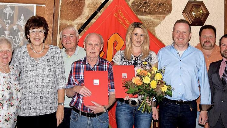 Die beiden langj&auml;hrigen Parteimitglieder Pankraz Kunzelmann und Kerstin Dreiseitel (Bildmitte) wurden bei der Mitgliederversammlung des SPD-Ortsvereins Weismain ausgezeichnet. Mit im Bild die Vorstandsmitglieder (von links) Anni Lawatsch, Susann Biedefeld, Michael Dreiseitel, Matthias Hatzold und Georg Sch&uuml;tz Foto: Dieter Radziej