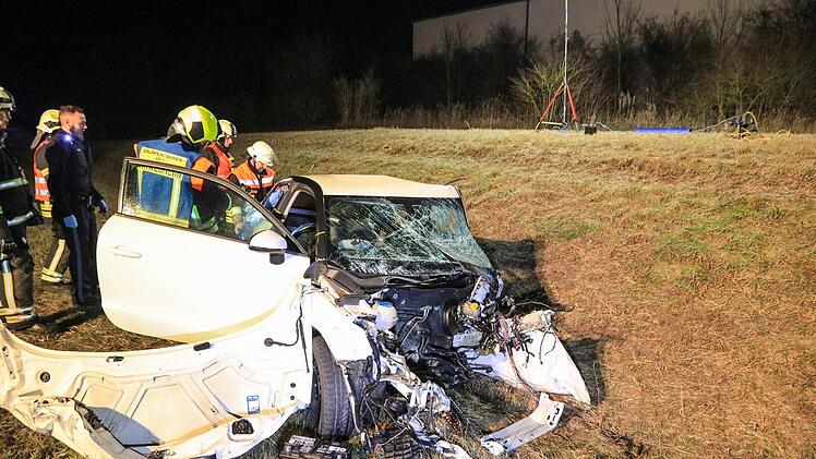 Ein Bild der Zestörung bietet sich am frühen Montagmorgen auf der B286. Eine Autofahrerin verlor in der Folge des Unfalls ihr Leben. Foto: NEWS5 / Merzbach