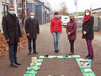 Ute Donhauser, Leiterin der St. Katharina-Schule, sowie die Mitarbeiterinnen der SVE Altenkunstadt, Sybille Marr und Elke Jahn (von rechts), bedankten sich für eine Spende von 750 Euro beim Lions Club Lichtenfels, der durch den Schatzmeister Karlheinz Wirth und den Präsidenten Walter Mackert vertreten war (von links).  Foto: Alfred Thieret