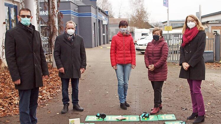 Ute Donhauser, Leiterin der St. Katharina-Schule, sowie die Mitarbeiterinnen der SVE Altenkunstadt, Sybille Marr und Elke Jahn (von rechts), bedankten sich für eine Spende von 750 Euro beim Lions Club Lichtenfels, der durch den Schatzmeister Karlheinz Wirth und den Präsidenten Walter Mackert vertreten war (von links).  Foto: Alfred Thieret