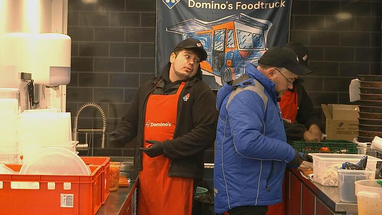 Mit dem Mitarbeiter Marcos (links) versucht sich "Tim" (rechts) als Pizzabäcker.