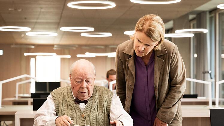 Bei ihren Recherchen im K&ouml;lner Stadtarchiv erh&auml;lt Marie Brand (Mariele Millowitsch) Hilfe vom Archivar Emil (Jochen Stern).
