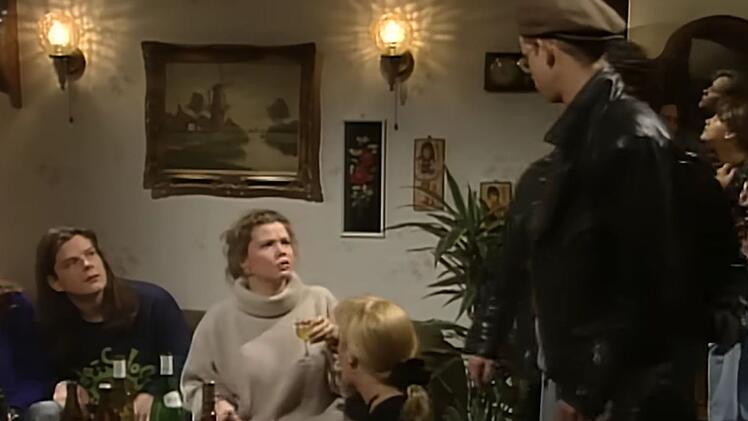Na, haben Sie sie erkannt? Annette Friers (dritte von rechts) Schauspieldeb&uuml;t in "Familie Heinz Becker" war so klein, dass es davon nicht einmal ein Standfoto gibt.