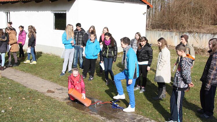 Schüler aus Delmenhorst und aus Karvan erleben gemeinsam, wie das Rückstoßprinzp funktioniert.  Foto: Edgar Bartl