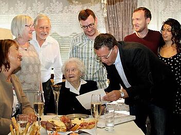 Alle hörten gut zu, als Bürgermeister Karsten Fischkal Herta Kößler das Glückwunschschreiben des Bayeri-schen Ministerpräsidenten vortrug: stellvertretende Landrätin Gabi Klaußner, Erika, Hans-Jürgen, Stephan, Thomas und Sarah Kößler (v. l.). Foto: Johanna Blum