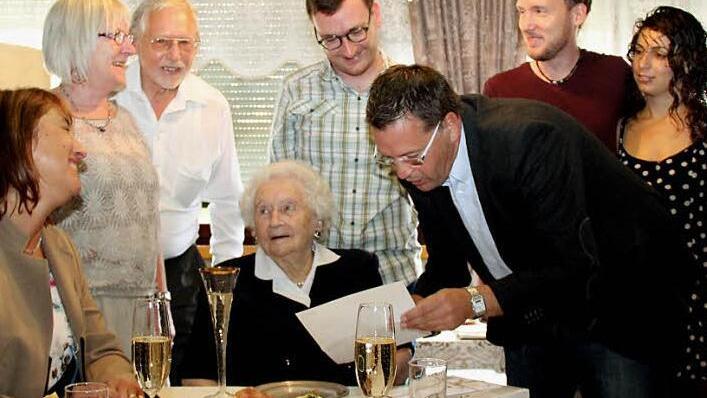 Alle hörten gut zu, als Bürgermeister Karsten Fischkal Herta Kößler das Glückwunschschreiben des Bayeri-schen Ministerpräsidenten vortrug: stellvertretende Landrätin Gabi Klaußner, Erika, Hans-Jürgen, Stephan, Thomas und Sarah Kößler (v. l.). Foto: Johanna Blum