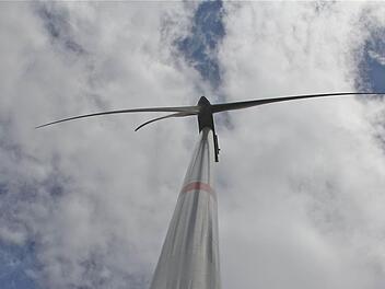 Pfeiler der Energiewende: Windkraftanlagen sollen jetzt auch in der Gemarkung Sulzthal entstehen. Foto: Gerd Schaar