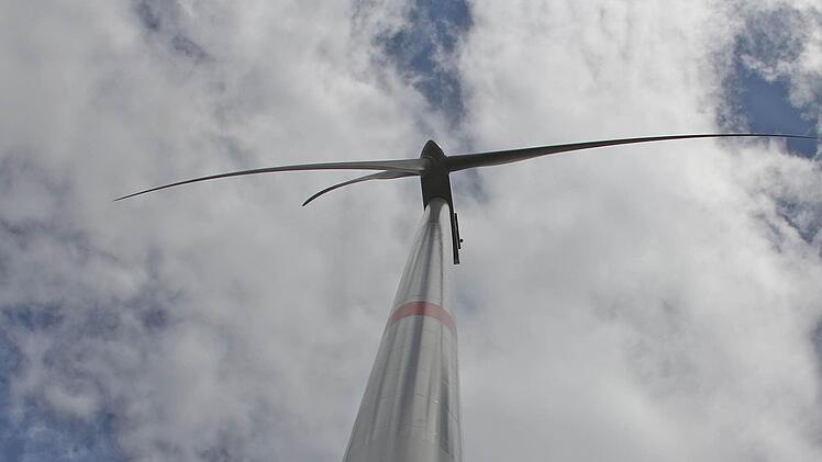 Pfeiler der Energiewende: Windkraftanlagen sollen jetzt auch in der Gemarkung Sulzthal entstehen. Foto: Gerd Schaar