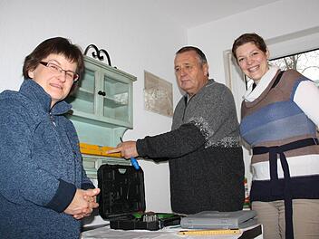 Sabine Haas (von links) ist immer froh, wenn Manfred Berner ihr hilft. Magdalene Dünisch koordiniert der Arbeit der "Hilfswerker". Foto: Ralf Ruppert
