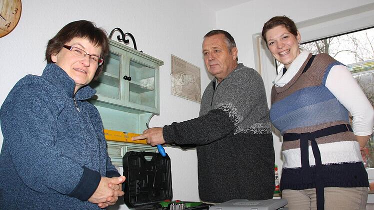 Sabine Haas (von links) ist immer froh, wenn Manfred Berner ihr hilft. Magdalene Dünisch koordiniert der Arbeit der "Hilfswerker". Foto: Ralf Ruppert