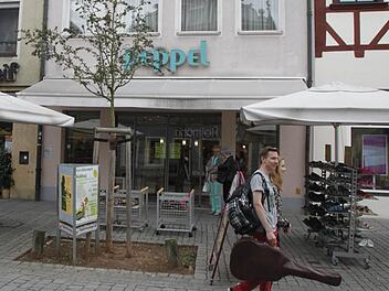 Die Fensterfront im Schuhhaus Peppel bleibt nach der Verhandlung vor dem Verwaltungsgericht Bayreuth unverändert. Foto: Roepert