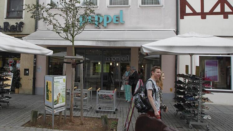 Die Fensterfront im Schuhhaus Peppel bleibt nach der Verhandlung vor dem Verwaltungsgericht Bayreuth unverändert. Foto: Roepert