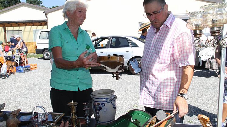 Hilde Brandner (links) möchte die betagte Geige wieder aufpolieren. Foto: Gerda Völk