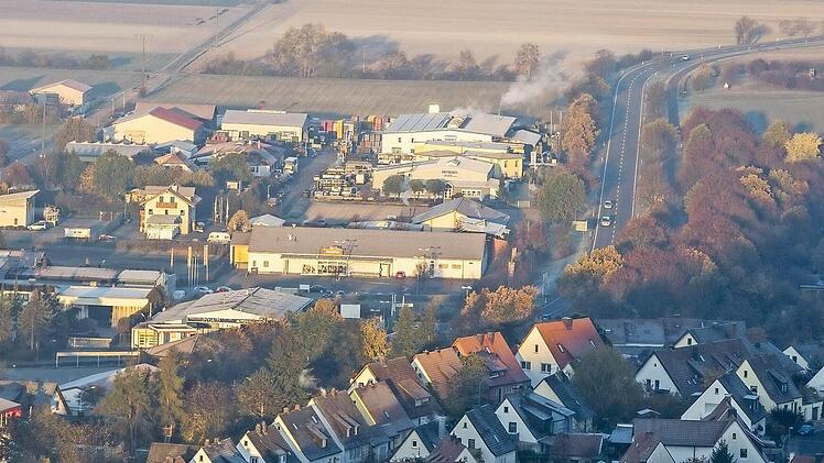 Bahnlinie und B 26 bei Zeil in Richtung Haßfurt gesehen: Das Gewerbegebiet an der B 26 soll, geht es nach dem Willen der Stadt Zeil, durch einen weiteren Kreisel etwa auf Höhe des Weinguts Heigel (rechts) erschlossen werden, um die Untere Straße zu entlasten. Seit Jahren bemüht sich die Stadt, in der einst Zuckerfabrik und Milewski-Möbelwerk für volle Kassen sorgten, um die Ansiedlung von mehr Industrie und Gewerbe. Platz gäbe es genug. Foto: Rene Ruprecht