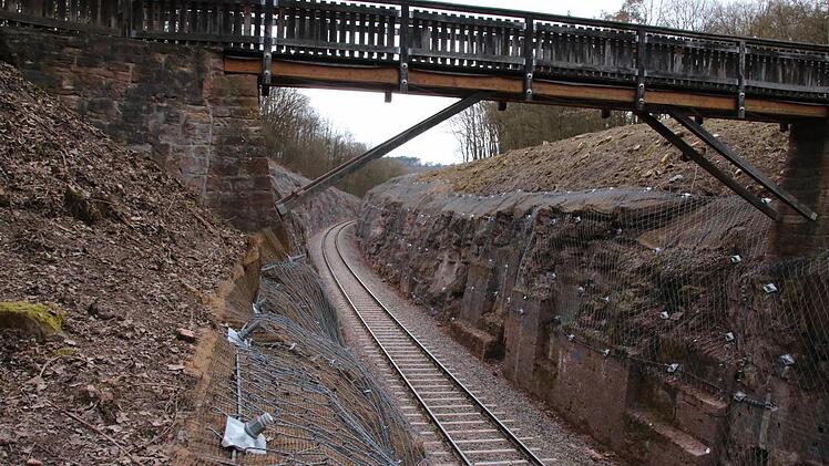 Oberhalb von Arnshausen wurden die Felshänge entlang der Bahnstrecke gesichert. Foto: Ralf Ruppert