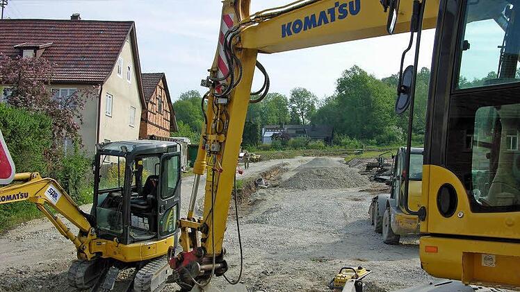Mit aufwendigem Maschineneinsatz laufen derzeit die Erschließungsarbeiten für das neue Sonnefelder Wohngebiet "Am Dorfberg". Foto: Klaus Oelzner