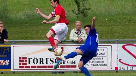 Der Ziegelerden Andre Brendel (blau) nimmt den Ball direkt, wird aber von Marco L&ouml;ffler geblockt.  Foto: Wei&szlig;