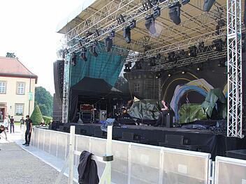 The stage is set: Um 14 Uhr war die Crew mit dem Aufbau fertig. Im Verlauf des Nachmittags folgt der Sound-Check. Die ersten Fans sind schon da. Foto: Ralf Kestel