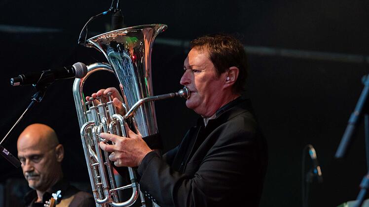 Wie Hans-Jürgen Buchner und seine Band Haindling ihr Konzert beim Tambacher Sommer zum ebenso gelungenen wie nachdenklich stimmenden Abend werden lassen.