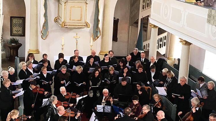Einen eindringlichen Akzent zum Osterfest setzte die Aufführung der Johannespassion von Heinrich Schütz in der Marienkirche in Gauerstadt. Kirchenmusikdirektor Torsten Sterzik dirigierte die Sängervereinigung Bad Rodach und die Stadtkantorei Hildburghausen sowie das Collegium musicum Hildburghausen.Jochen Berger