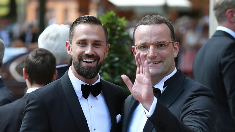 Jens Spahn (CDU) mit Ehemann Daniel FunkeFoto: Daniel Karmann/ dpa