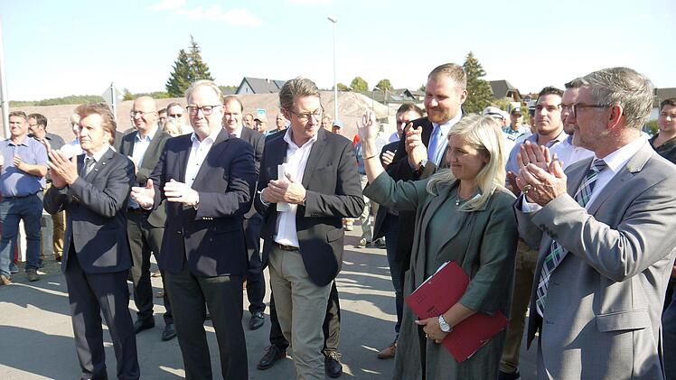 Impressionen von der feierlichen Verkehrsfreigabe des Neubauschnitts für die Bundesstraße 303 in und östlich von Oberelldorf.Foto: Berthold Köhler