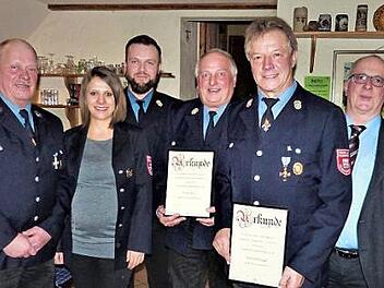 Hohe Ehre für Reinhard Heisinger und Peter Hübner, die zum Ehrenvorsitzenden beziehungsweise Ehrenkommandanten ernannt wurden. Unser Bild zeigt (von links) Kommandantin Linda Müller, ihren Stellvertreter Wolfgang Müller, Vorsitzende Kathrin Zimmermann, ihren Stellvertreter Sebastian Kühnel, Ehrenkommandant Peter Hübner, Ehrenvorsitzenden Reinhard Heisinger, Bürgermeister Stephan Heckel-Michel und Kreisbrandmeister Wolfgang Kunert. Foto: Werner Reißaus