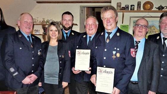 Hohe Ehre für Reinhard Heisinger und Peter Hübner, die zum Ehrenvorsitzenden beziehungsweise Ehrenkommandanten ernannt wurden. Unser Bild zeigt (von links) Kommandantin Linda Müller, ihren Stellvertreter Wolfgang Müller, Vorsitzende Kathrin Zimmermann, ihren Stellvertreter Sebastian Kühnel, Ehrenkommandant Peter Hübner, Ehrenvorsitzenden Reinhard Heisinger, Bürgermeister Stephan Heckel-Michel und Kreisbrandmeister Wolfgang Kunert. Foto: Werner Reißaus
