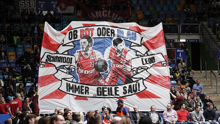 Der harte Kern der Brose-Fans lie&szlig;en beim Gastspiel in Frankfurt mit einer Choreo die ehemaligen Bamberger Daniel Schmidt und Leon Kratzer hochleben. Foto: Daniel L&ouml;b