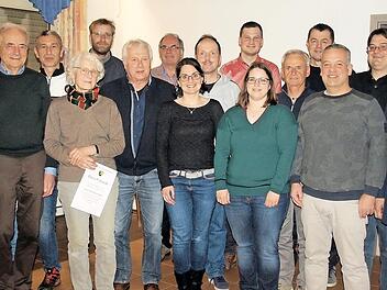 Erster Vorsitzender Michael Burger (li.) zeichnete zusammen mit Bürgermeister und Spartenleiter Turnen Gerhard Wunder (re.) und Spartenleiter Fußball Jochen Höhn (2.v.re.) langjährige Mitglieder aus. Foto: Deuerling