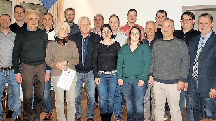 Erster Vorsitzender Michael Burger (li.) zeichnete zusammen mit Bürgermeister und Spartenleiter Turnen Gerhard Wunder (re.) und Spartenleiter Fußball Jochen Höhn (2.v.re.) langjährige Mitglieder aus. Foto: Deuerling