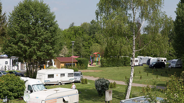 Auf dem Campingplatz Schiefer Turm bei Würzburg erleben Sie einen komfortablen Aufenthalt. Foto: 3WM GmbH/Campingplatz Schiefer Turm.