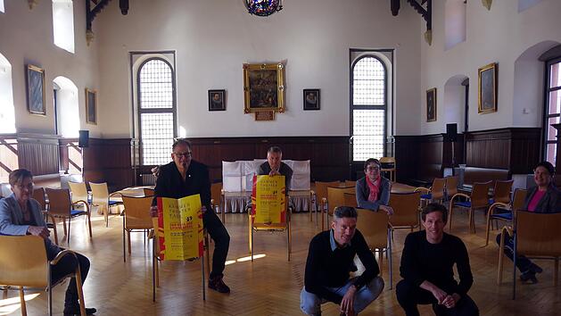 Regisseurin Anja Dechant-Sundby (links), Stefan Weckwerth und Thomas Luger (beide Kiwanis Club Kronach), Schauspieler Bernd Berleb, Tourismus-Chefin Kerstin L&ouml;w, Schauspieler Andreas Gr&auml;be und B&uuml;rgermeisterin Angela Hofmann freuen sich auf die KammerTheaterTage.Heike Sch&uuml;lein