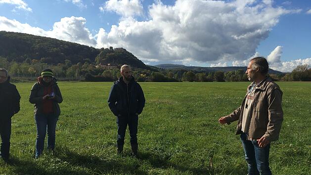 Geograf Andreas Happ (rechts) des Bund Naturschutz (BN) gab in den Saaleauen bei Hammelburg Einblicke in die Bedeutung des Bodens und den Bodenaufbau. Lisa Graskamp