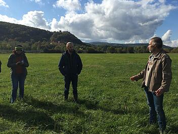 Geograf Andreas Happ (rechts) des Bund Naturschutz (BN) gab in den Saaleauen bei Hammelburg Einblicke in die Bedeutung des Bodens und den Bodenaufbau. Lisa Graskamp