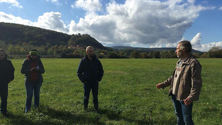 Geograf Andreas Happ (rechts) des Bund Naturschutz (BN) gab in den Saaleauen bei Hammelburg Einblicke in die Bedeutung des Bodens und den Bodenaufbau. Lisa Graskamp