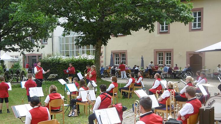 Die Georgi-Bläser spielten mit der Bläser-Klasse in Schloss Römershag auf. Foto: Marco Ullrich