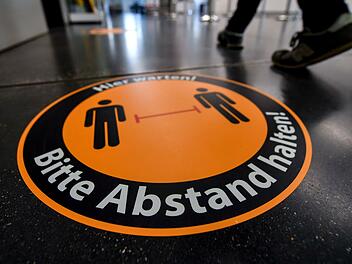 Abstand halten - eine einfache und wirkungsvolle Methoden, um sich und andere vor  Corona-Infektionen zu schützen. Foto: Hendrik Schmidt/dpa