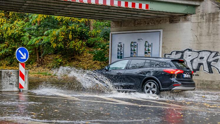 Starke Gewitter in Metropolregion Nürnberg: Unterführung überschwemmt