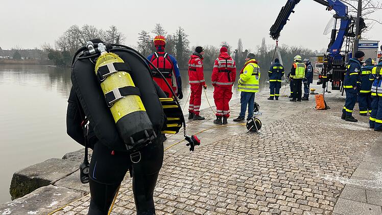 Auto stürzt bei Kitzingen in den Main