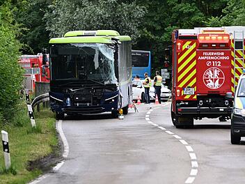 Zwei Busse sto&szlig;en in Oberbayern zusammen - mehrere Verletzte
