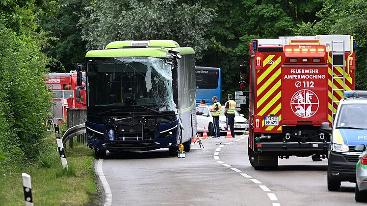 Zwei Busse sto&szlig;en in Oberbayern zusammen - mehrere Verletzte