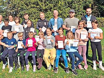 Stolz nahmen die Teilnehmer ihre Sportabzeichen bei der DJK Weichtungen entgegen.Kerstin M&uuml;ller