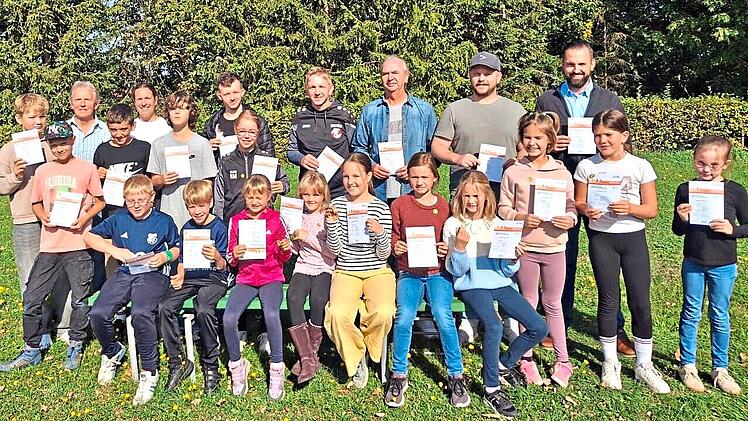 Stolz nahmen die Teilnehmer ihre Sportabzeichen bei der DJK Weichtungen entgegen.Kerstin M&uuml;ller